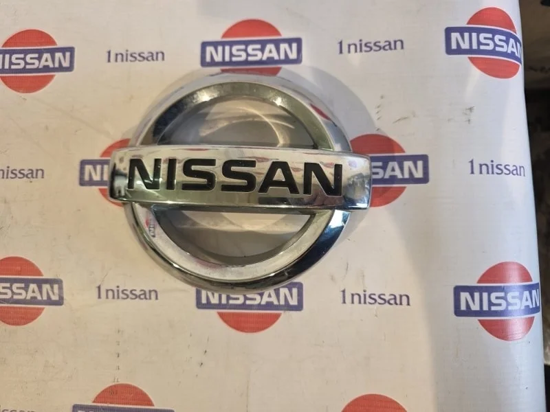 Эмблема Nissan Navara 2014 62890EB300 D40 V9X, передняя