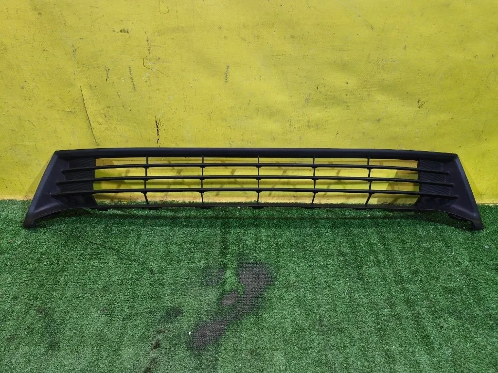 Решетка в бампер центральная  Toyota Corolla E18 2013 5311202470 43901