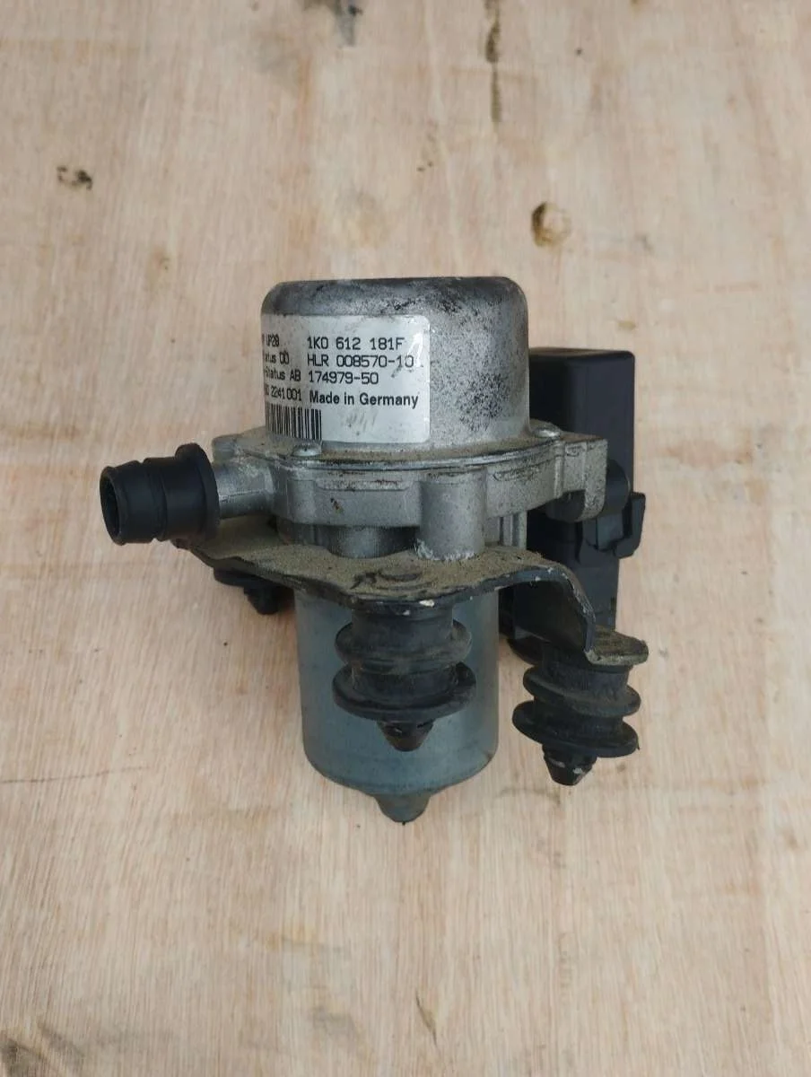 Насос вакуумный 1K0612181F Volkswagen Passat B7 1.4 Бензин