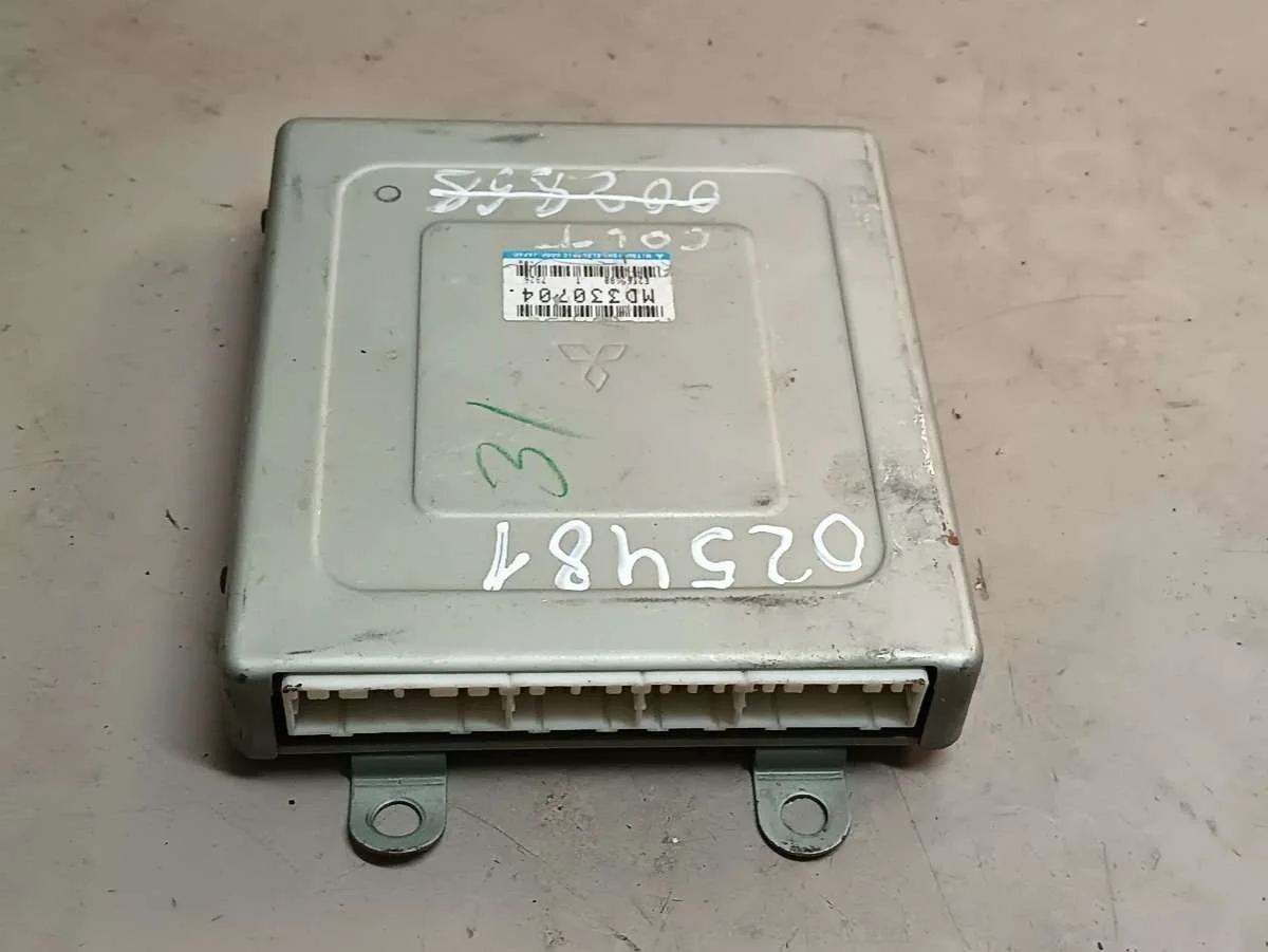 Блок управления двигателем MD330704 Mitsubishi Colt 5 1.6 Бензин
