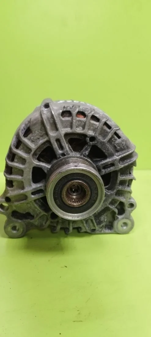 Генератор 03C903023T Volkswagen Passat B7 1.4 Бензин