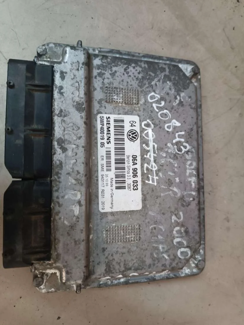 Блок управления двигателем 06A906033 Volkswagen Golf 4 1.6 Бензин