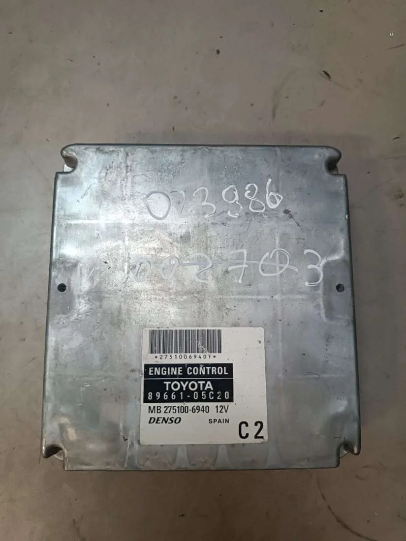 Блок управления двигателем 8966105C20 Toyota Avensis 2 0