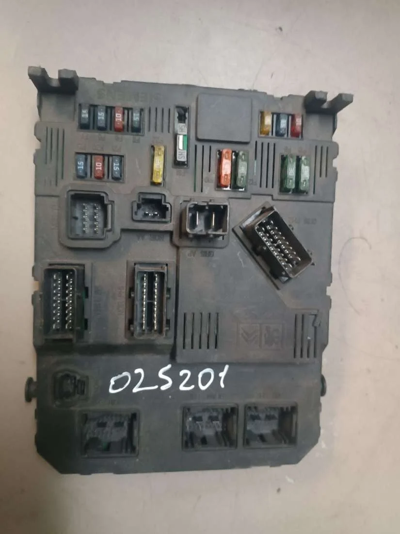 Блок предохранителей 9650584580 Citroen Berlingo 1 0