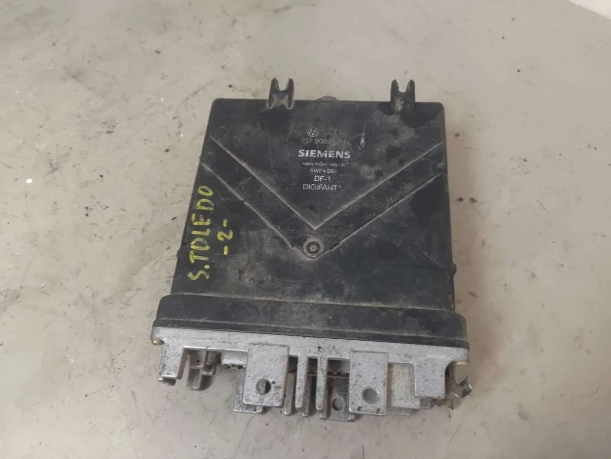 Блок управления двигателем 037906022FL Volkswagen Passat B4 0