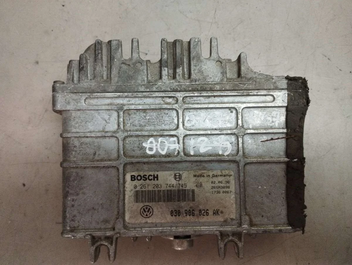 Блок управления двигателем 030906026AK Volkswagen Polo 3 1.0 Бензин