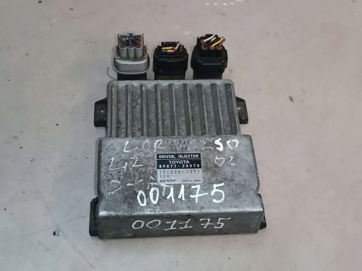 Блок управления двигателем 8987120070 Toyota Avensis 2 2.2 Дизель