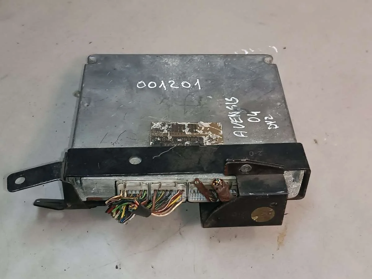 Блок управления двигателем 8966105690 Toyota Avensis 2 0
