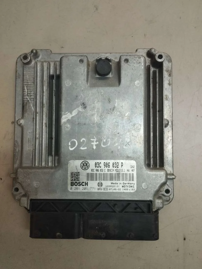 Блок управления двигателем 03C906032P Volkswagen Golf 5 1.4 Бензин