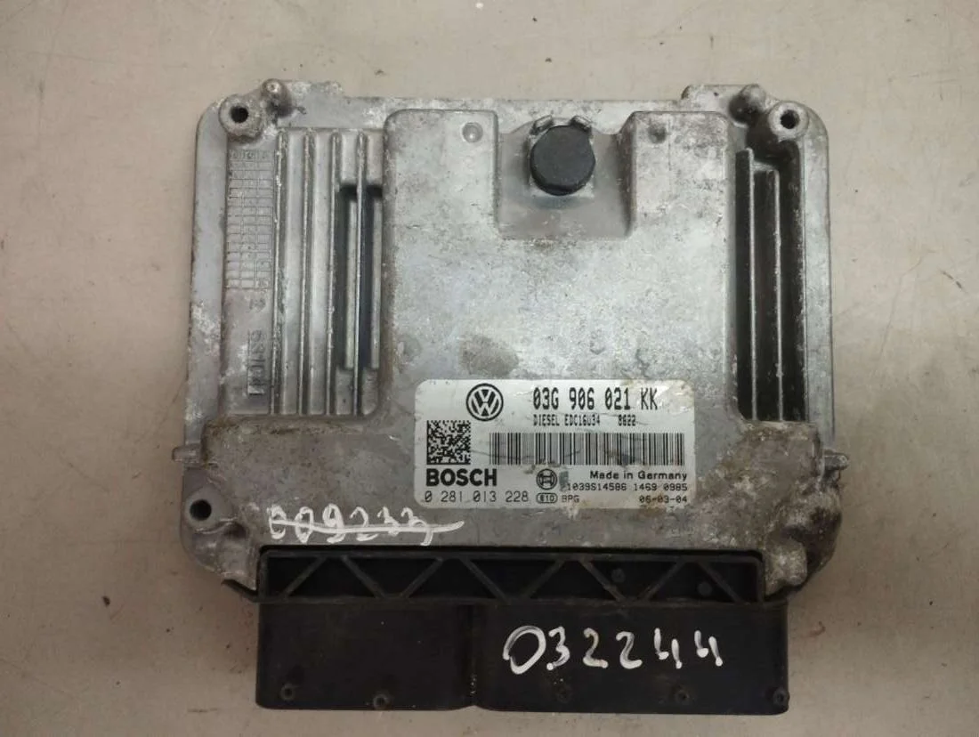Блок управления двигателем 03G906021KK Volkswagen Jetta 5 2.0 Дизель