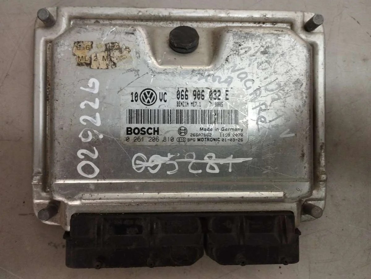Блок управления двигателем 066906032E Volkswagen Passat B5 2.3 Бензин