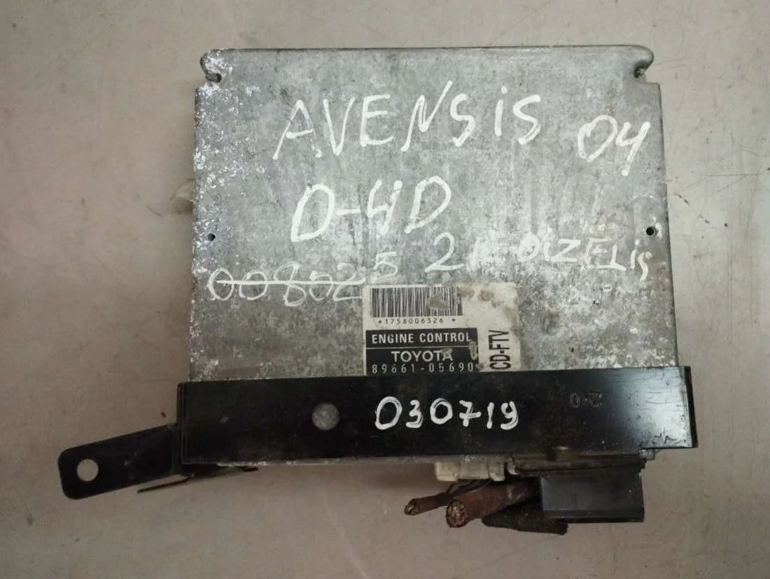 Блок управления двигателем 8966105690 Toyota Avensis 2 2.0 Дизель
