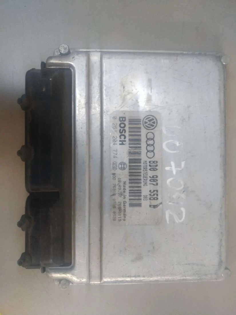 Блок управления двигателем 8D0907558B Volkswagen Passat B5 1.8 Бензин