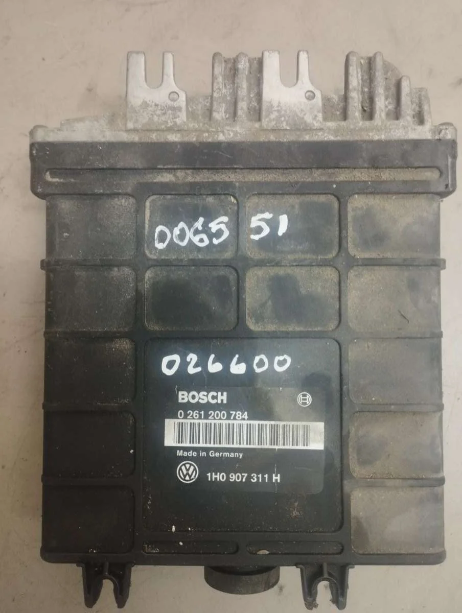 Блок управления двигателем 0261200784 Volkswagen Golf 3 0