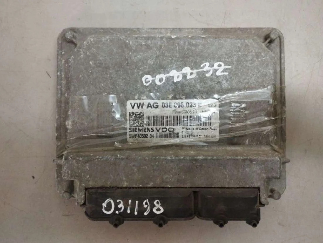 Блок управления двигателем 03E906023D Seat Ibiza 3 1.2 Бензин