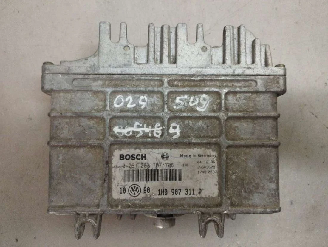 Блок управления двигателем 0261203707 Volkswagen Golf 3 1.8 Бензин