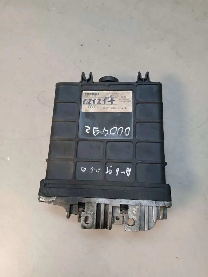 Блок управления двигателем 039906024D Audi 80 B4 0