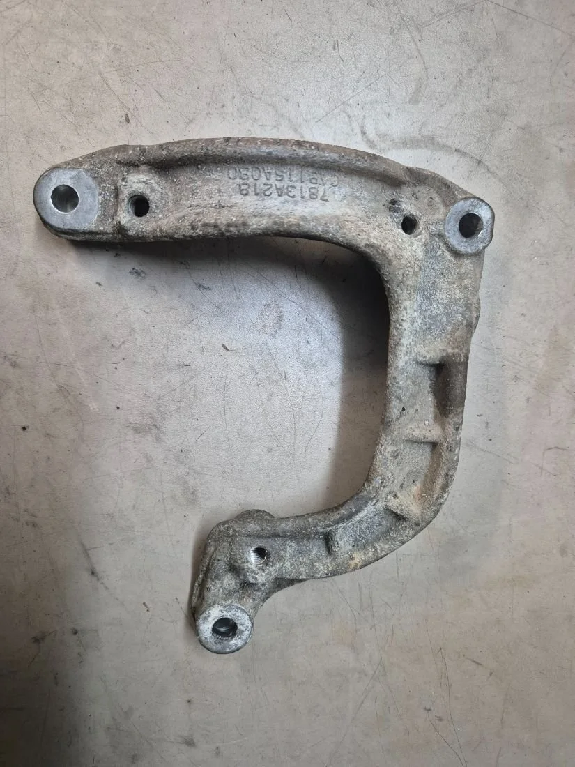 Кронштейн компрессора кондиционера 7813A218 Mitsubishi Outlander 2 2.4 Бензин