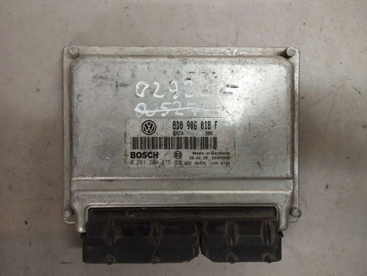 Блок управления двигателем 8D0906018F Volkswagen Passat B5 1.8 Бензин