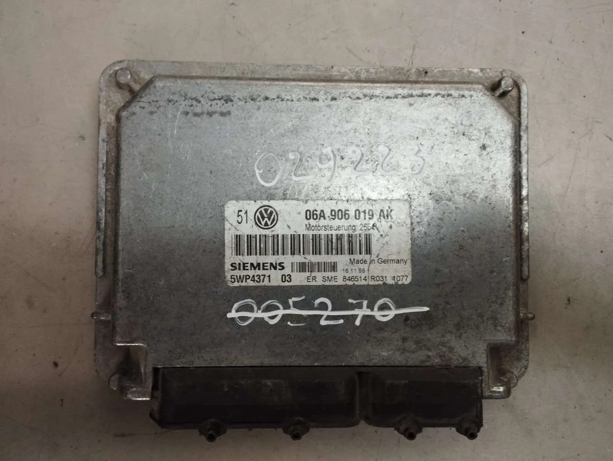 Блок управления двигателем 06A906019AK Volkswagen Golf 4 1.6 Бензин