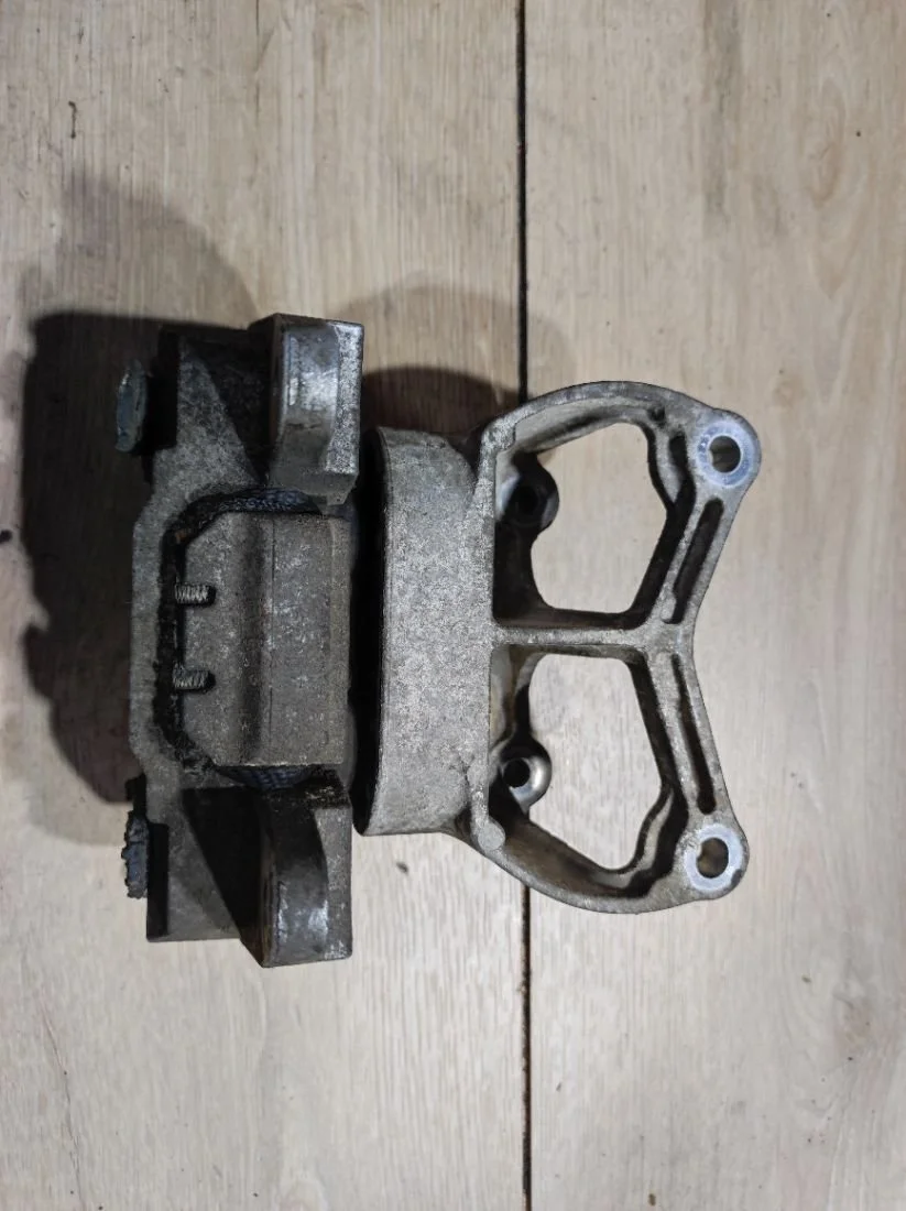 Подушка крепления кпп 4F0399115AH Audi A6 C6 (S6,RS6) 2.4 Бензин