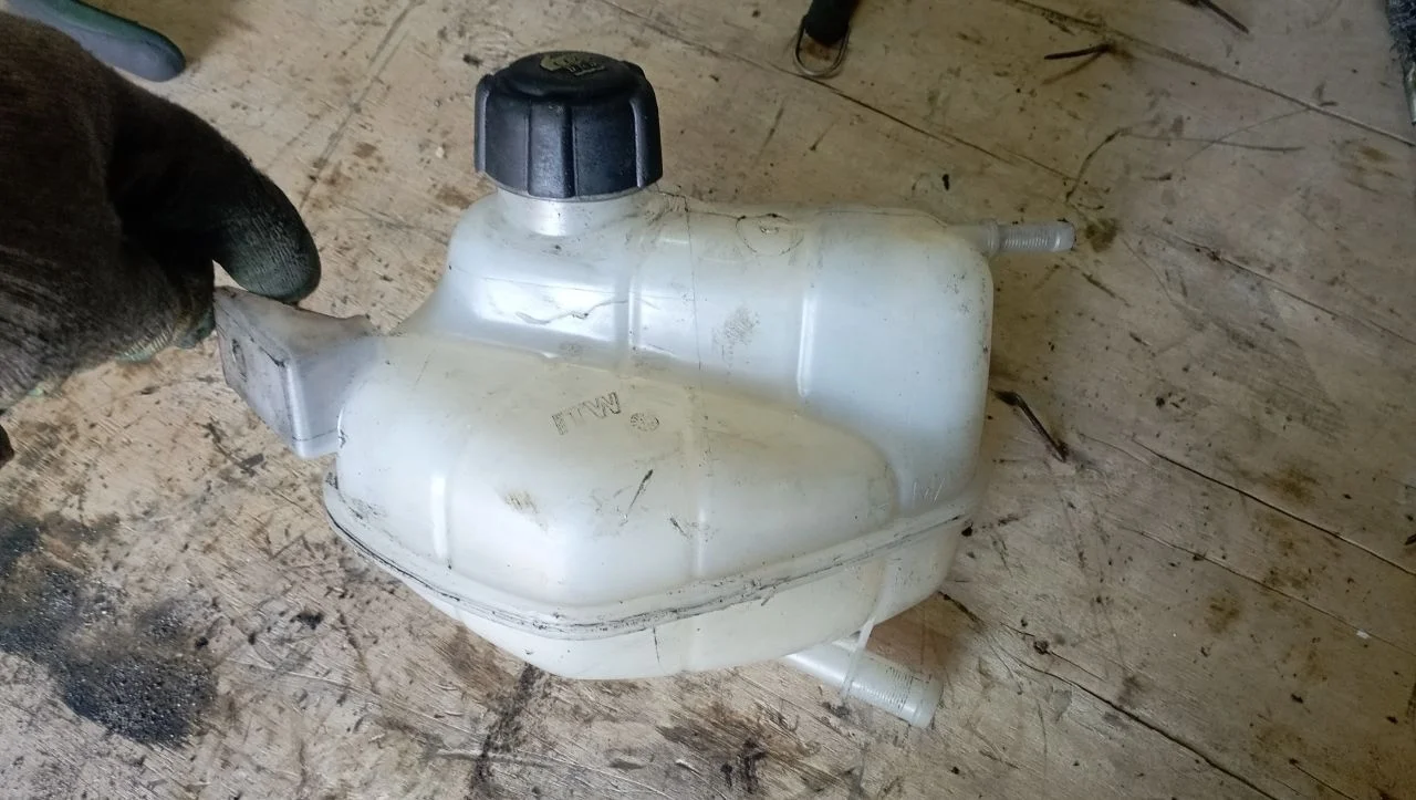 Расширительный бачок R9M Nissan X-Trail T32 1.6 Дизель