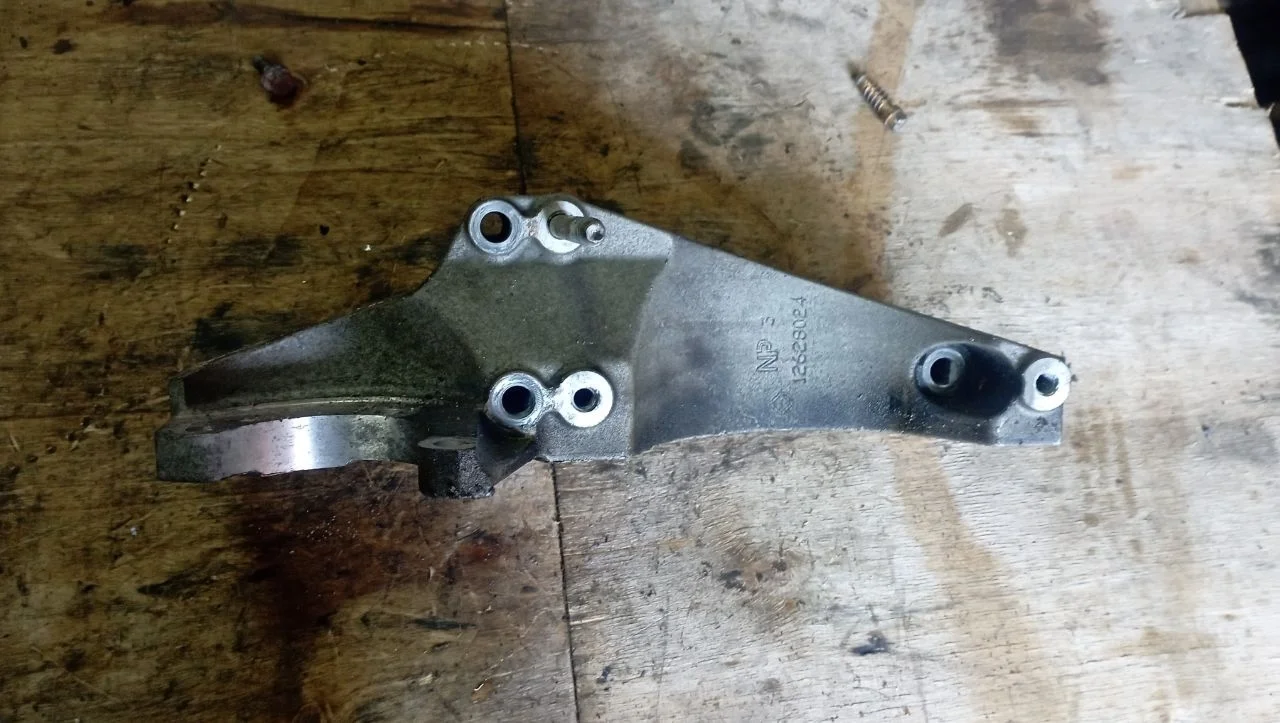 Кронштейн генератора 12628024 Opel Insignia 1 2.0 Бензин