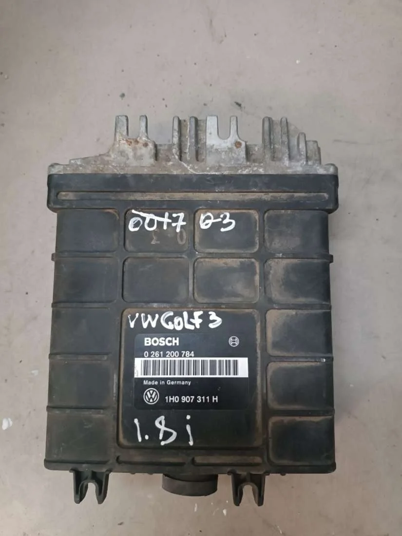 Блок управления двигателем 0261200784 Volkswagen Golf 3 0