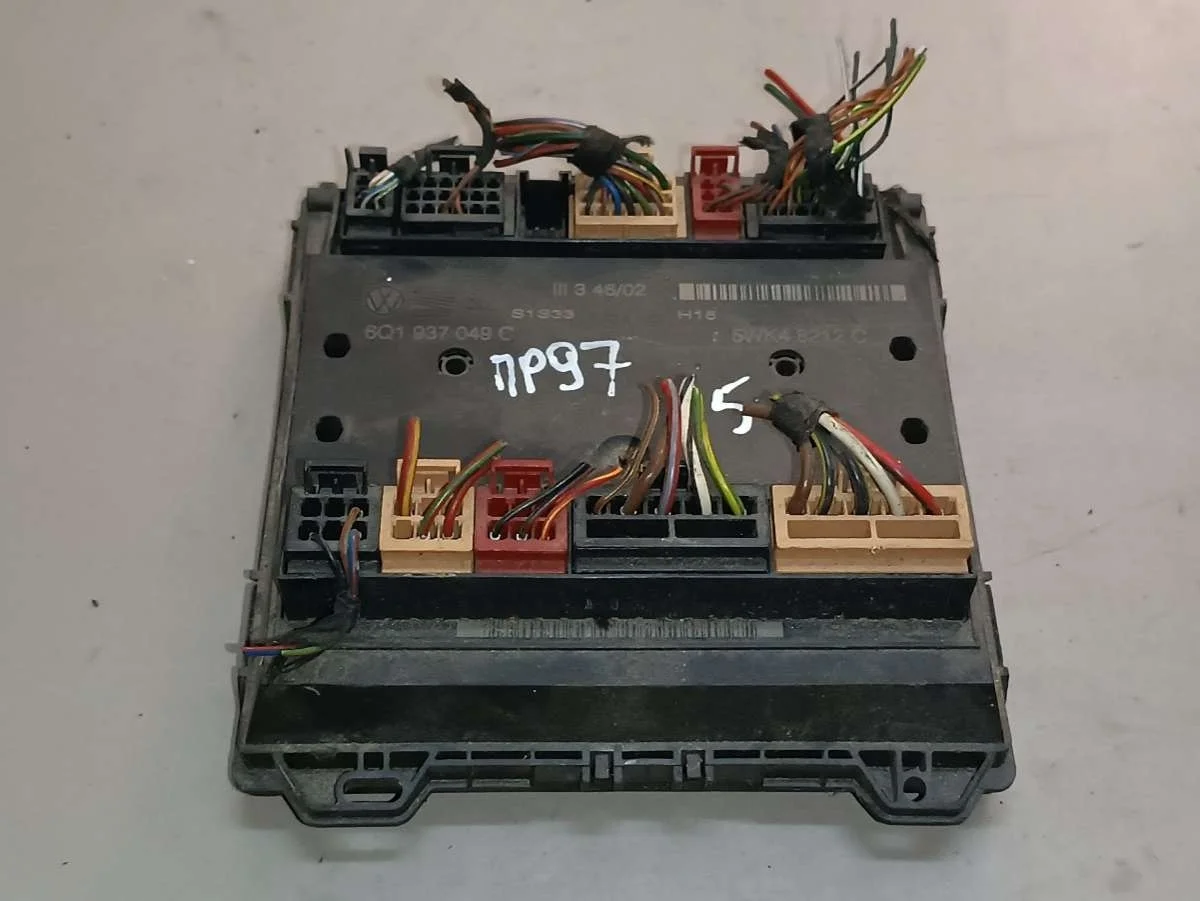 Блок управления BCM 6Q1937049C Seat Ibiza 3 0