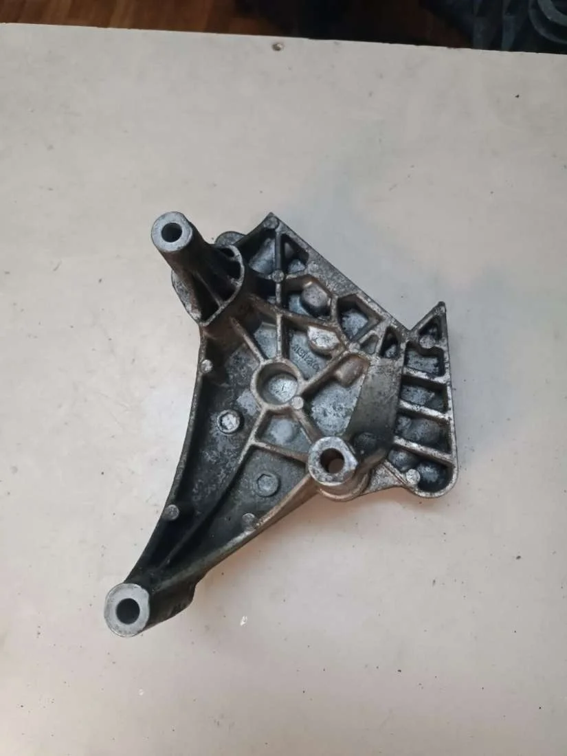 Кронштейн двигателя 03G199207A Volkswagen Golf 5 1.6 Бензин