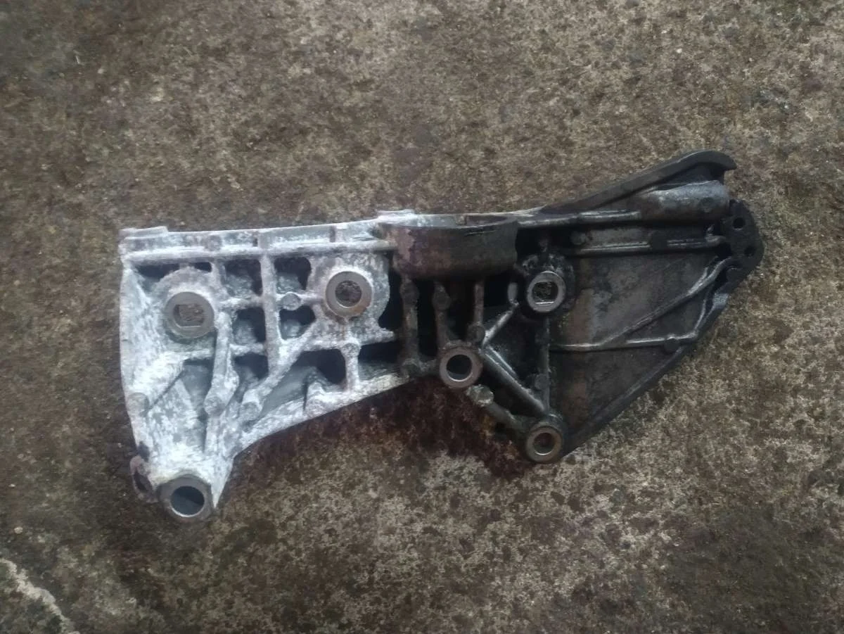 Кронштейн генератора  8200669494 Renault Megane 2 1.5 Дизель