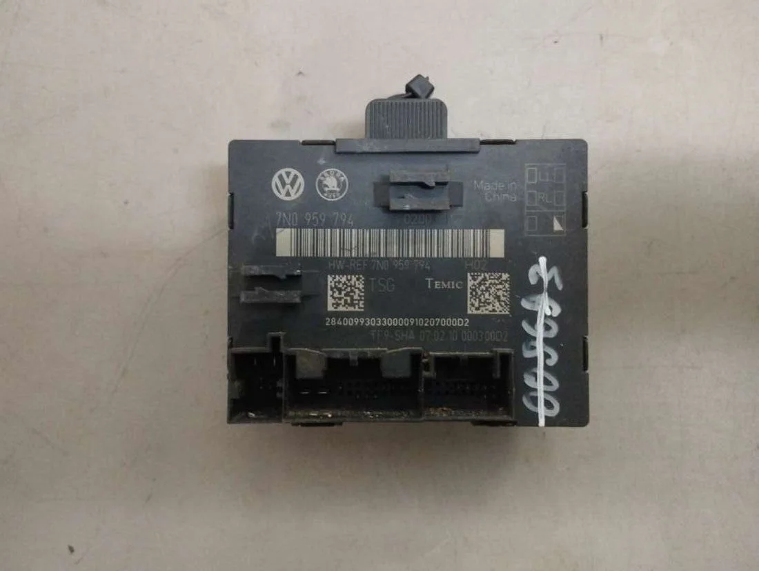 Блок управления двери задней левой 7N0959794 Skoda Yeti 2.0 Дизель