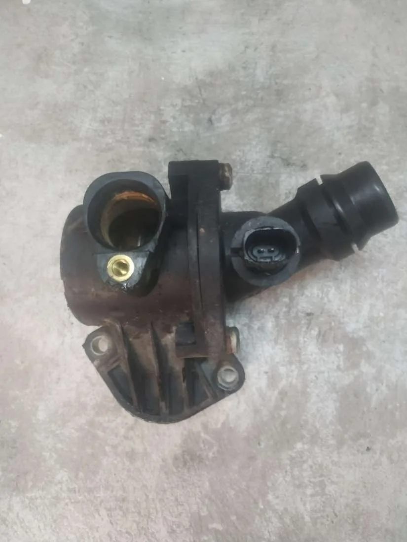 Корпус термостата  06E906517A Volkswagen Passat B6 2.0 Бензин