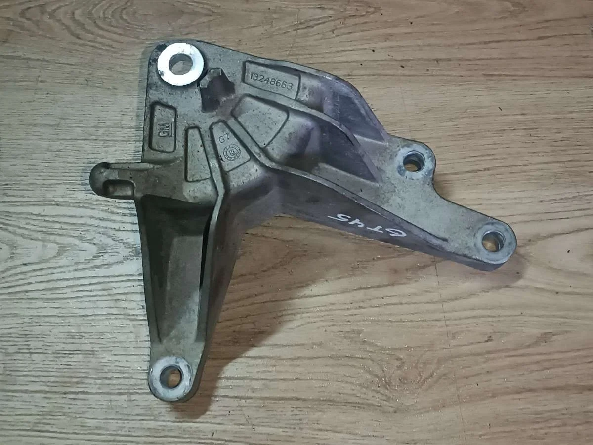 Кронштейн двигателя 13248663 Chevrolet Cruze J300 restailing 1.6 Бензин