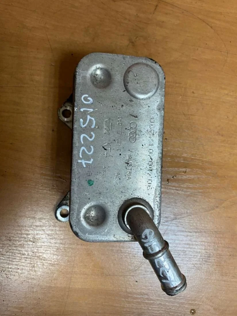 Радиатор масляный 06D117021C Volkswagen Touran 1 2.0