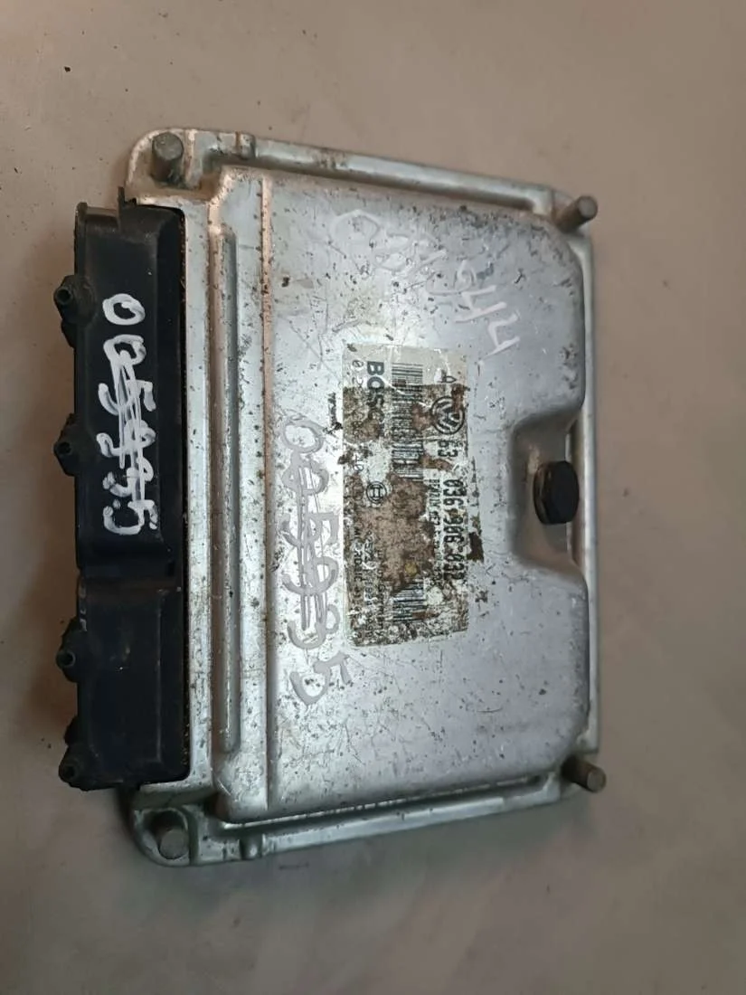 Блок управления двигателем 036906032 Volkswagen Golf 4 0