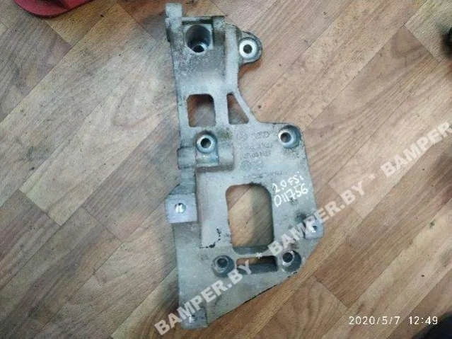 Кронштейн генератора 06f903143F Volkswagen Passat 2.0 Бензин