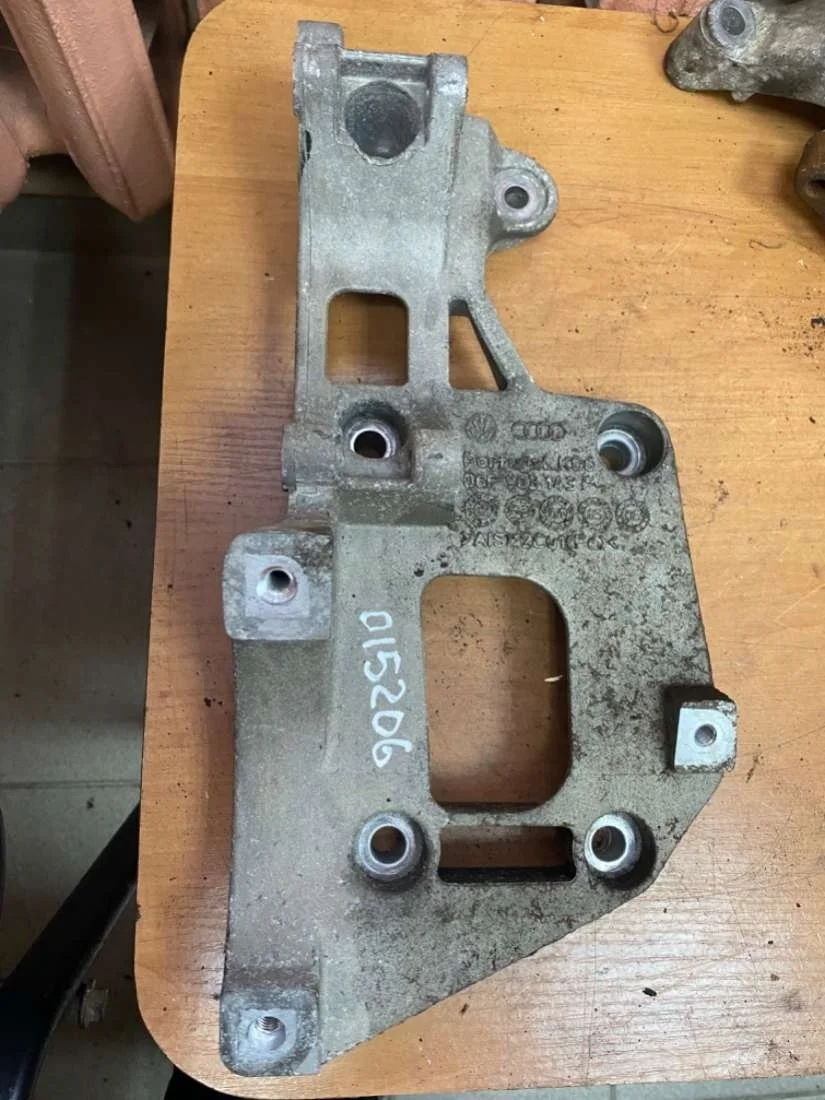 Кронштейн генератора 06F903143F Volkswagen Passat B6 0 Бензин