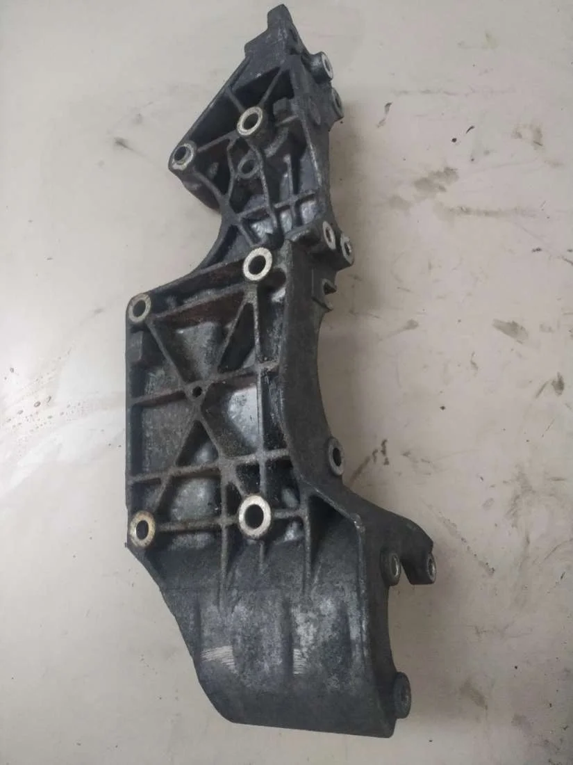 Кронштейн генератора 045903143C Volkswagen Sharan 1 restailing 1.9 Дизель