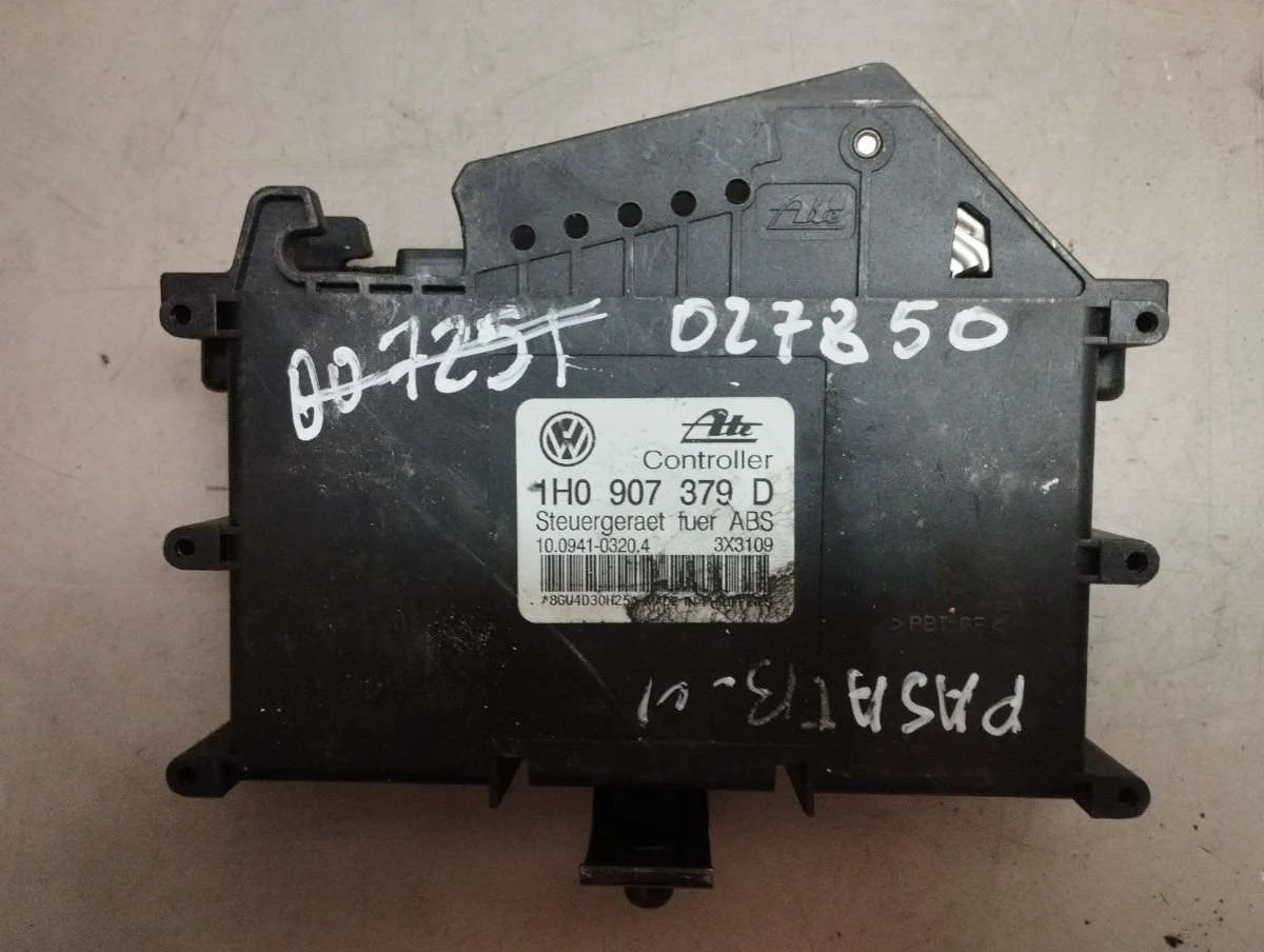 Блок управления ABS 1H0907379D Volkswagen Passat B4 0