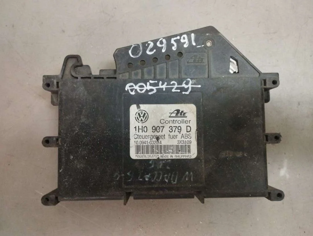 Блок управления ABS 1H0907379D Volkswagen Golf 3 1.8