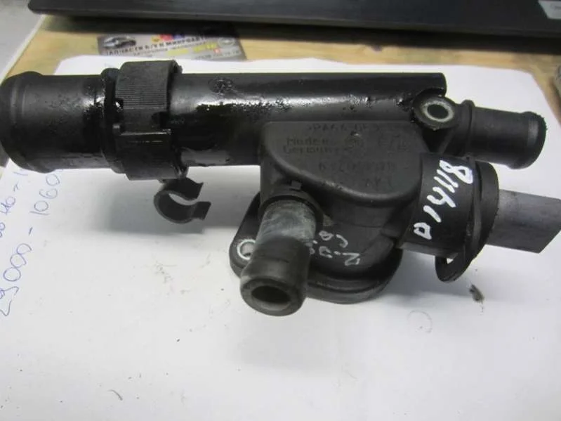 Фланец (тройник) системы охлаждения 038121132D Volkswagen Caddy 3 2.0 Дизель