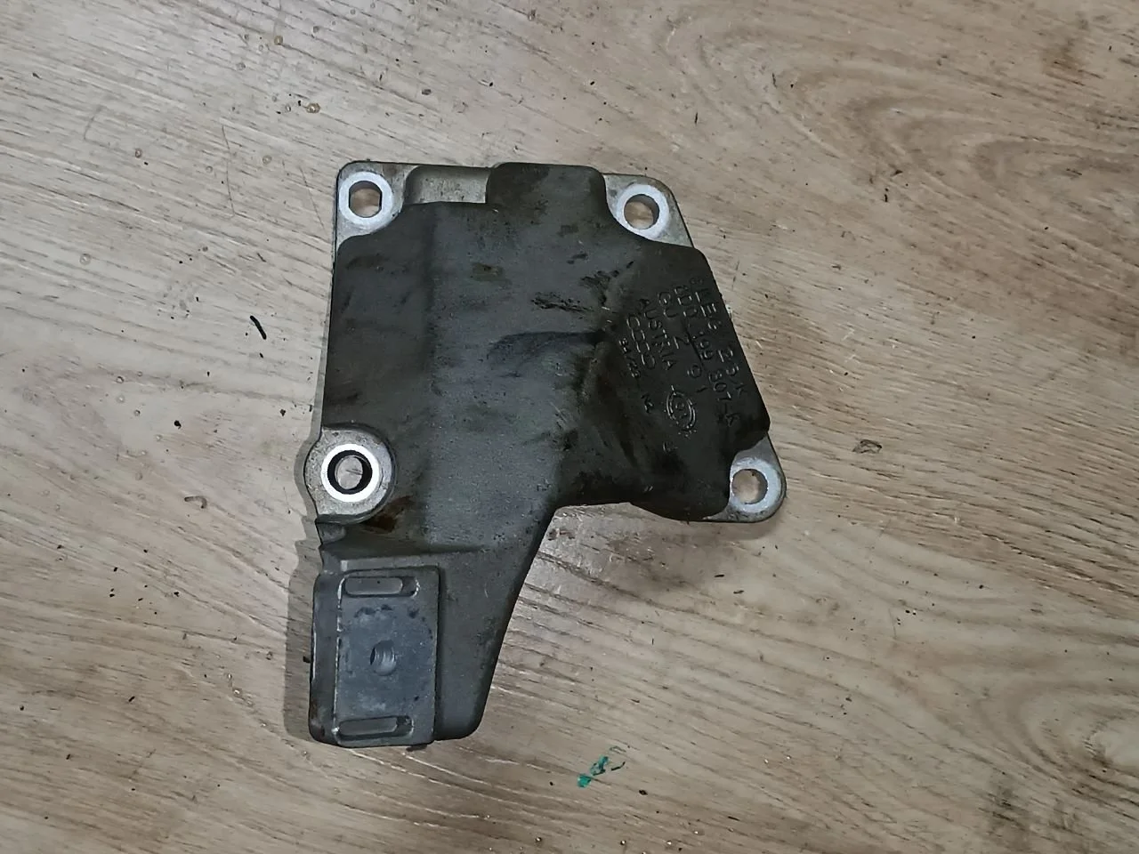 Кронштейн двигателя 8d0199307k Audi A6 C6 (S6,RS6) 3.0 Бензин