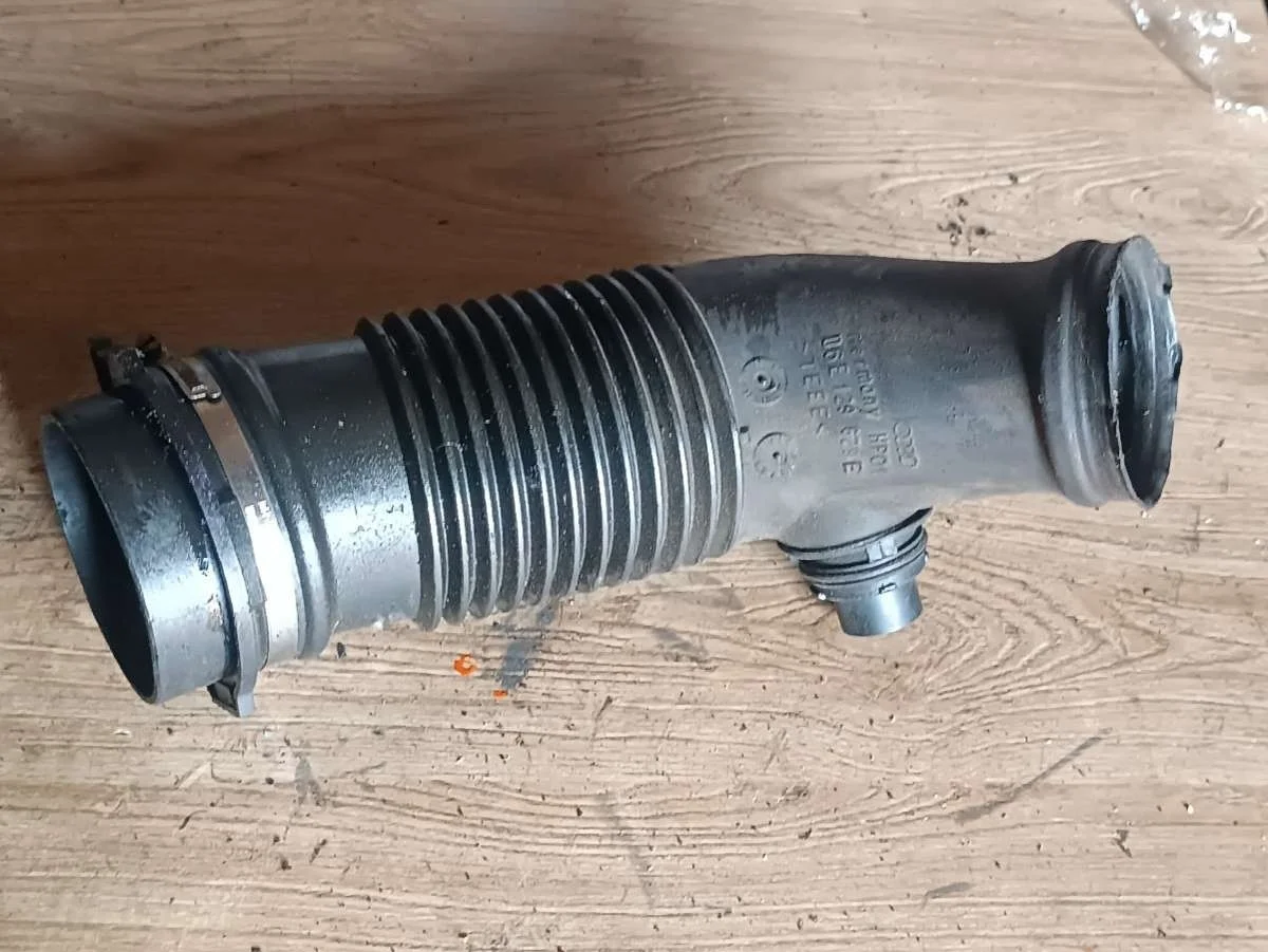 Патрубок воздушного фильтра 06E129629E Audi A6 C6 (S6,RS6) 3.2 Бензин