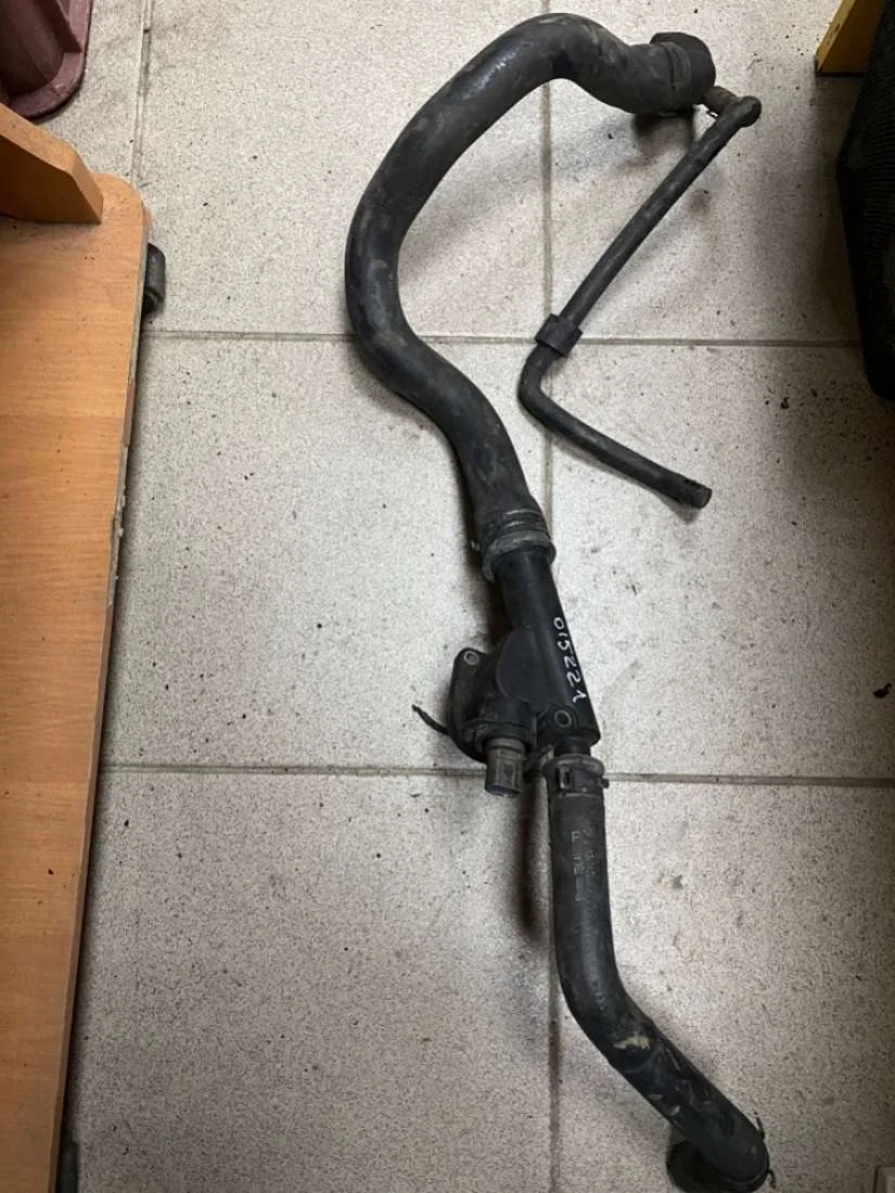 Фланец (тройник) системы охлаждения 038121132G Volkswagen Passat B6 2.0 Дизель