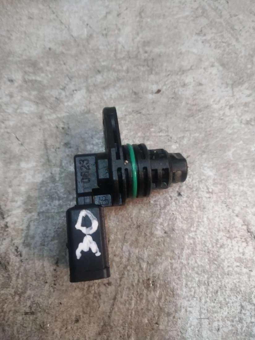 Датчик распредвала  030907601E Volkswagen Passat B7 1.4 Бензин