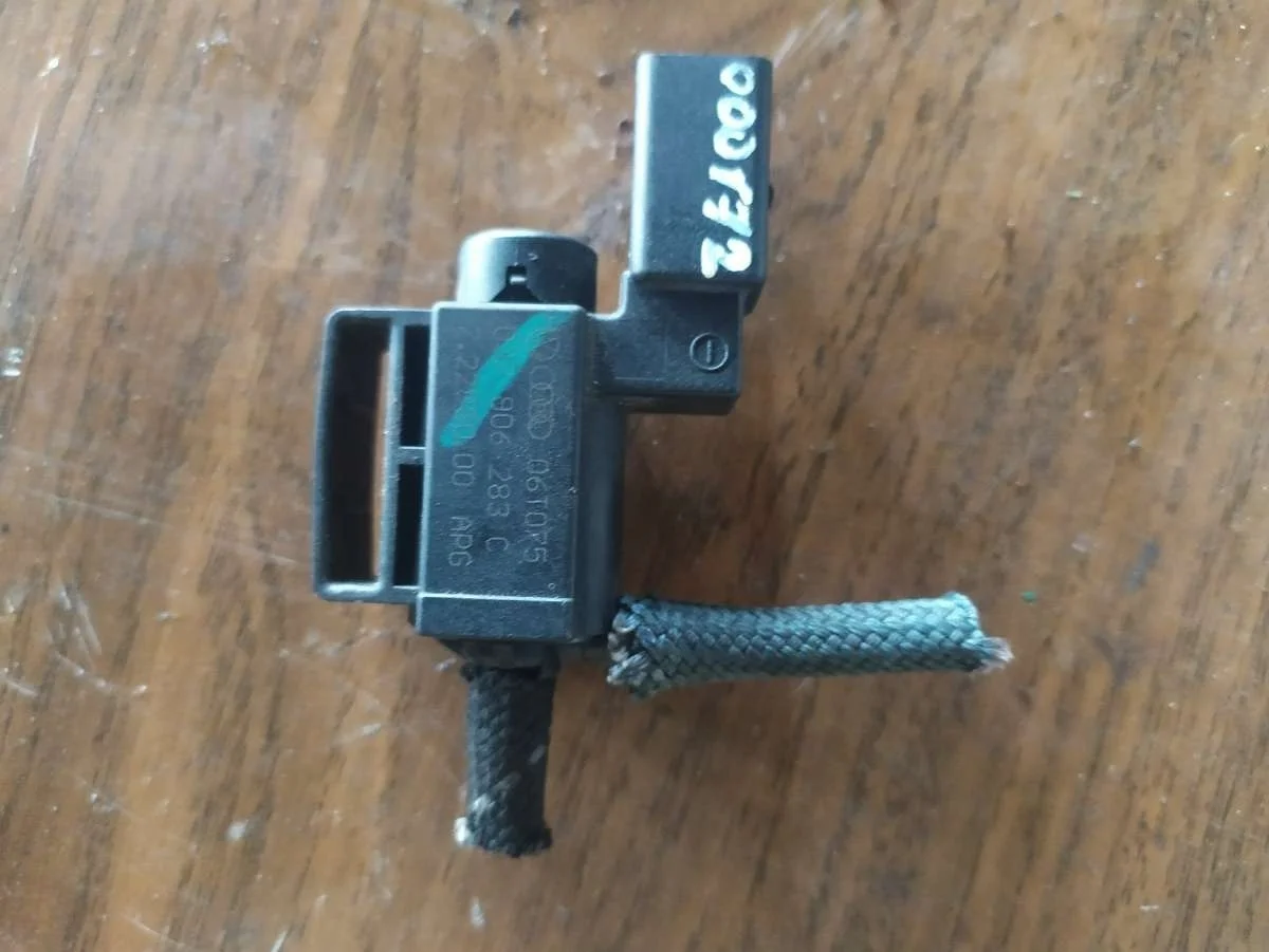 Клапан электромагнитный 037906283C Audi A6 C6 (S6,RS6) 0