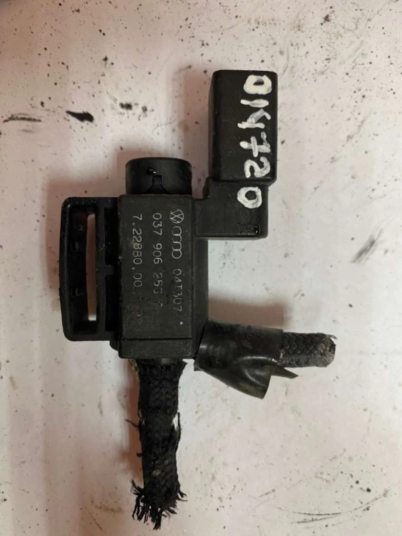 Клапан электромагнитный 037906283C Volkswagen Passat B6 1.8 Бензин