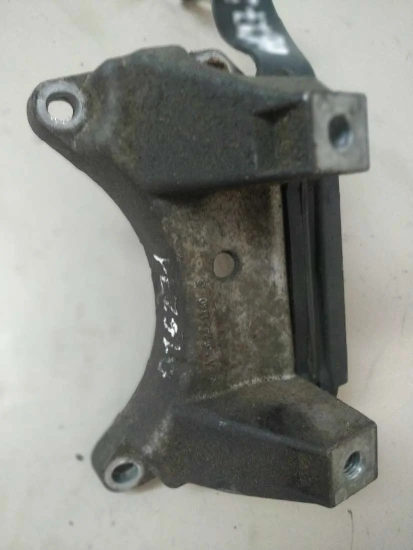 Кронштейн КПП A1402421340 Mercedes-Benz C W203 2.2 Дизель