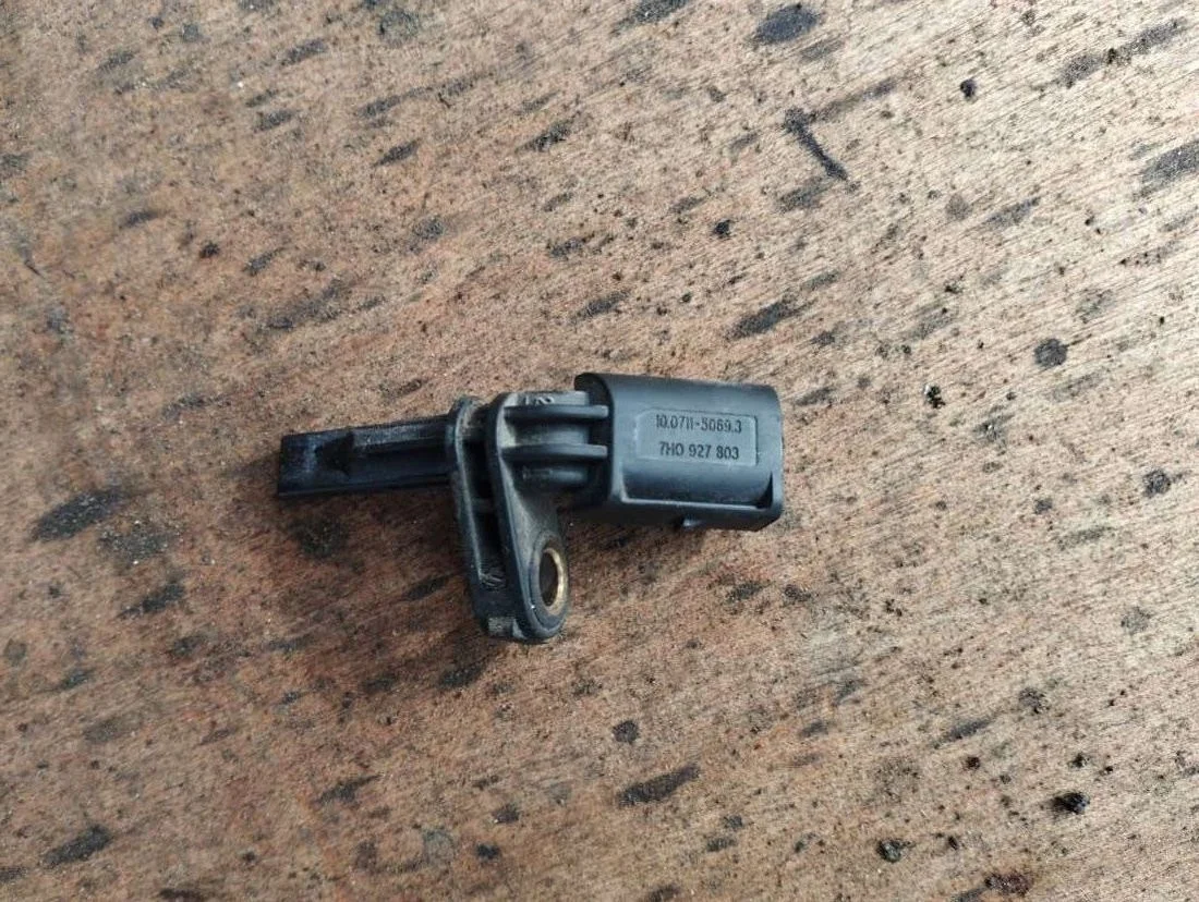 Датчик ABS передний 7H0927803 Volkswagen Caddy 3 0